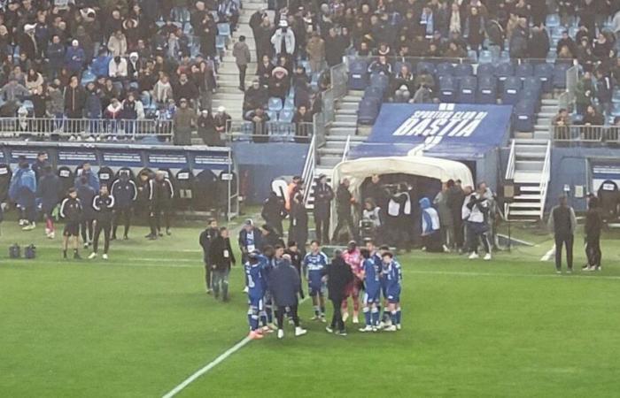 un arbitre assistant visé par des projectiles, le match Bastia-Lorient interrompu