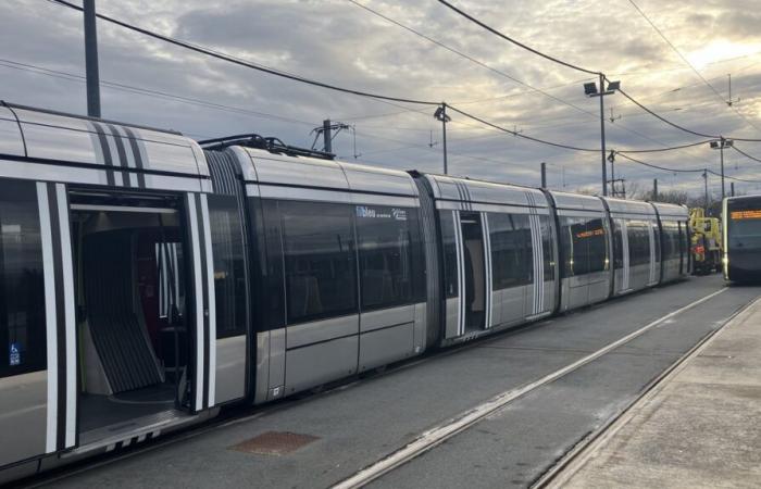 après un incendie nocturne, le tramway a repris du service