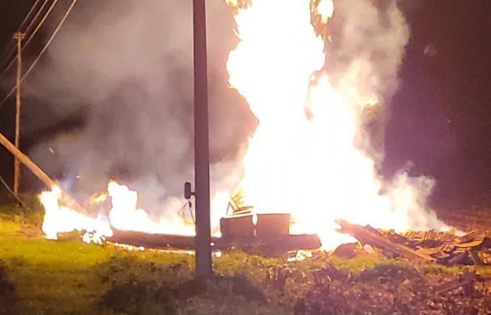 Une voiture heurte une conduite de gaz et prend feu à l’Aiguillon