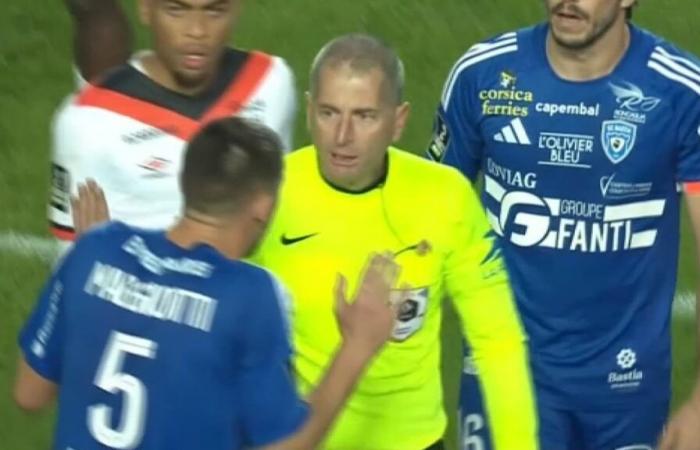 un arbitre assistant touché par un projectile, le match interrompu longuement