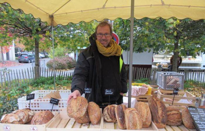 un nouveau boulanger propose ses pains bio au marché