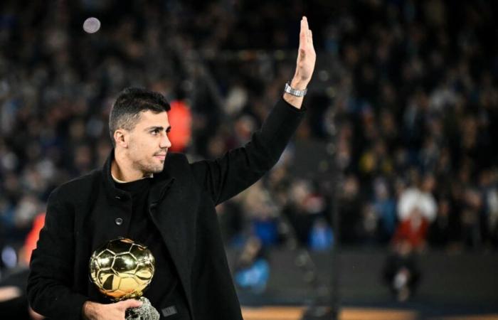 Rodri a présenté son Ballon d’Or au stade Etihad