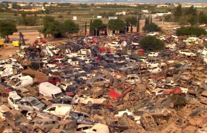 Un immense cimetière de voitures détruites après des inondations meurtrières en Espagne