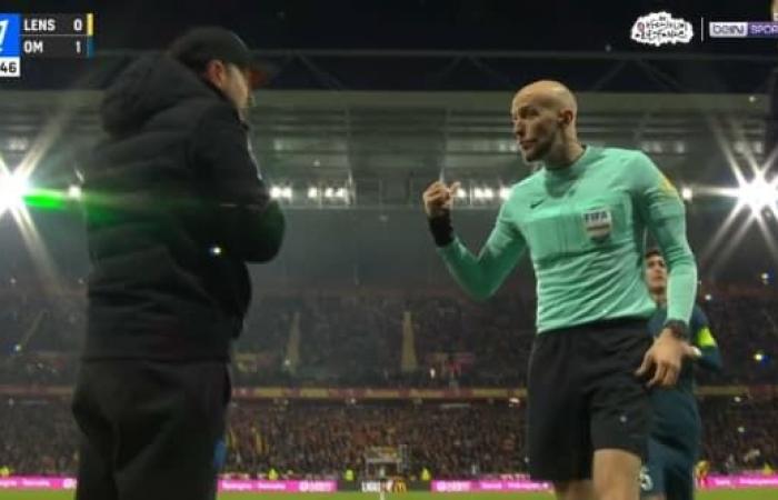 “C’est la 5ème fois !”, l’agacement de l’arbitre, contraint d’arrêter le match après un coup de sifflet intempestif à Bollaert