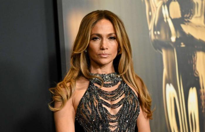 Jennifer Lopez portait un pull surdimensionné lors d’une course à café