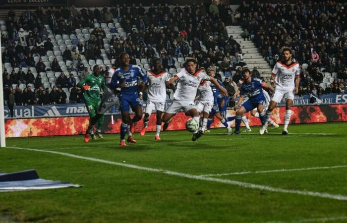 le match interrompu pendant plus de 35 minutes pour des projectiles lancés sur l’arbitre assistant