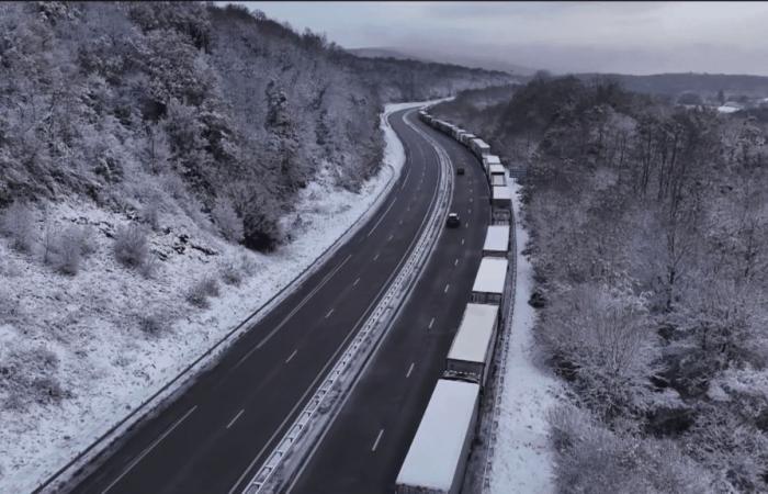 des milliers de poids lourds bloqués après des chutes de neige