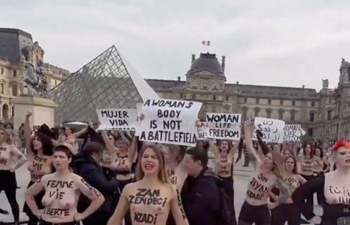 Cent Femen au Louvre