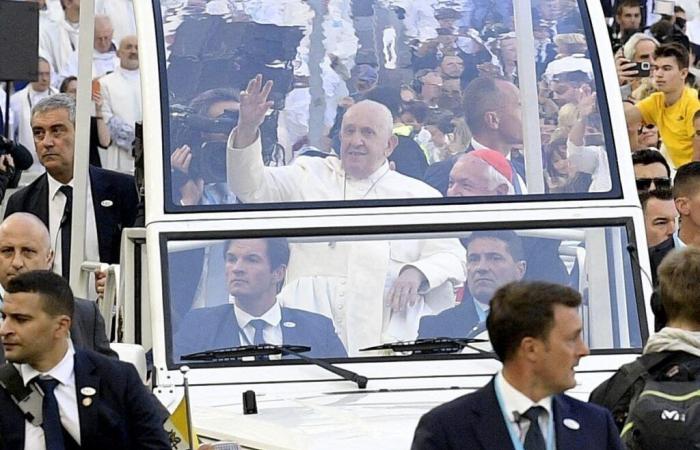 pourquoi l’absence du pape François fait-elle débat ?