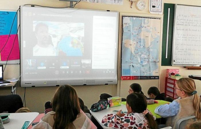 At the Notre-Dame de la Clarté school in Combrit, students live with Yoann Richomme, Vendée Globe competitor