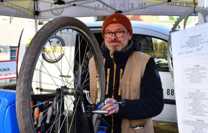 A domicile ou sur les marchés du Calvados, Dimitri Gallet répare les vélos