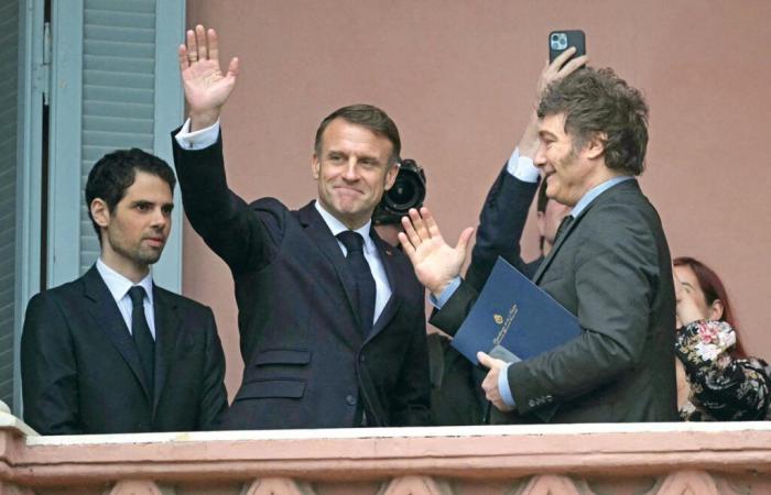 Emmanuel Macron et Javier Milei au balcon, c’est peut-être un détail pour vous…