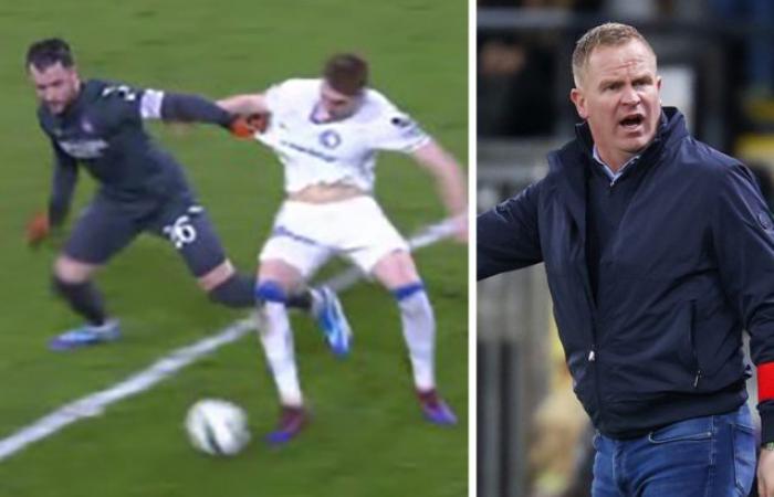 VIDÉO. Le gardien d’Anderlecht tire le joueur gantois, mais l’arbitre n’y voit aucun problème : “Coosemans était le seul à mériter le rouge”