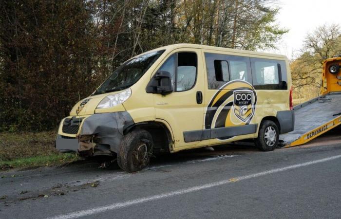 le minibus d’une équipe de rugby charentaise finit dans le fossé