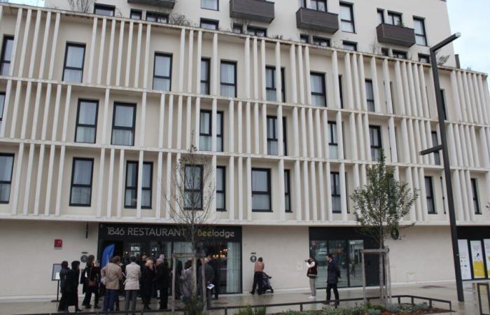 le bâtiment face à la gare prend vie