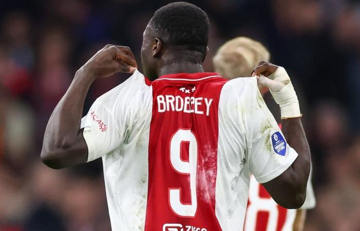 Slap L’Ajax a du mal à dépasser le PEC à l’Arena, premier but en Premier League Brobbey