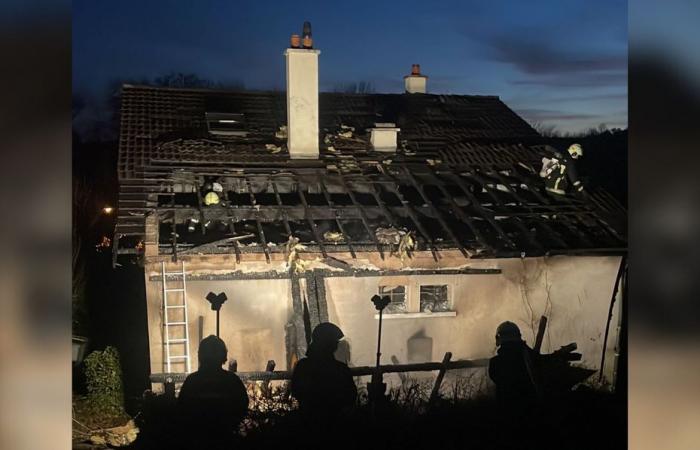 un feu de bûcher attaque un pavillon, le toit est en partie détruit