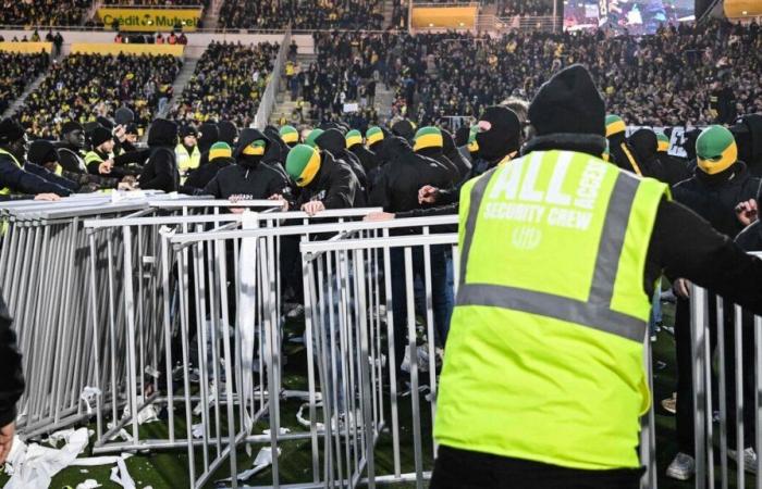 Colère des supporters, match arrêté et nouvelle défaite… Les Canaris en pleine crise