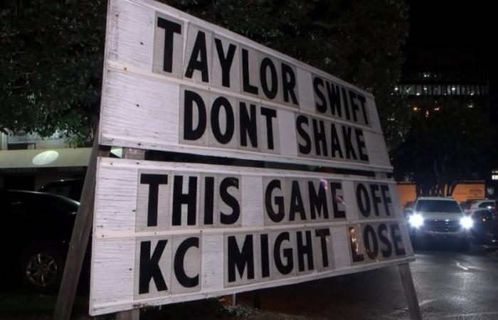 Une pancarte du restaurant de Charlotte appelle Taylor Swift avant le match Panthers-Chiefs