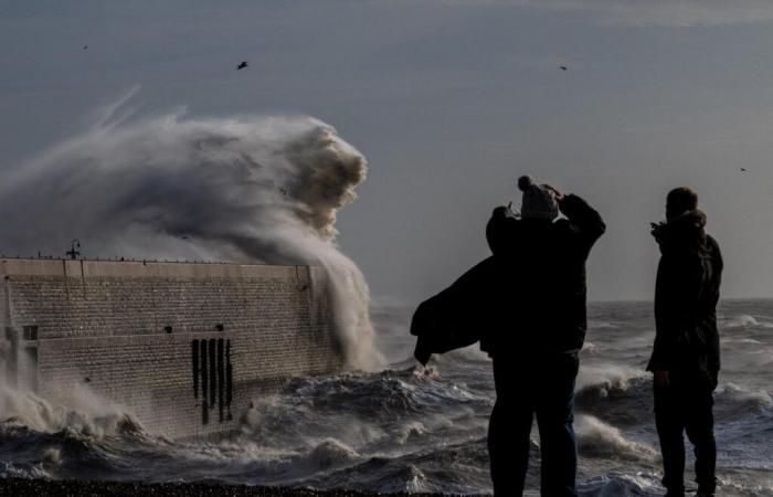 Avec des vents violents et de fortes pluies, la tempête Bert continue de causer des dégâts en Angleterre et au Pays de Galles