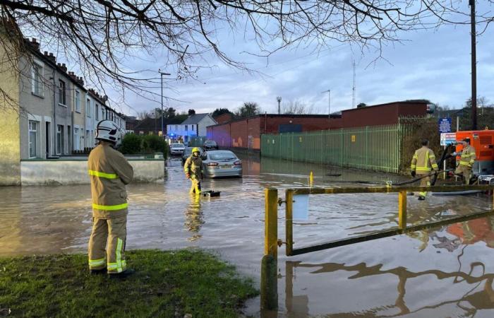 Avertissements météorologiques mettant la vie en danger en cas de pluie et de vent au Royaume-Uni alors que 300 zones sont touchées par un risque d’inondation