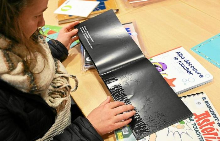 Braille, loupes numériques… Le Festival du livre jeunesse de Morlaix présente des outils de lecture pour les aveugles