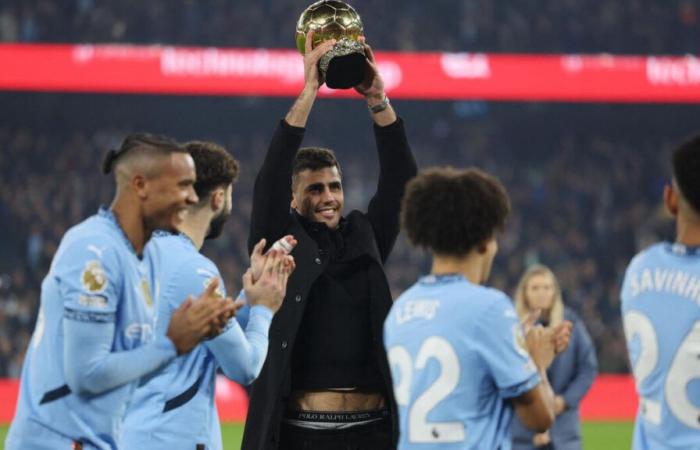 Rodri présente le Ballon d’Or au public de Manchester City