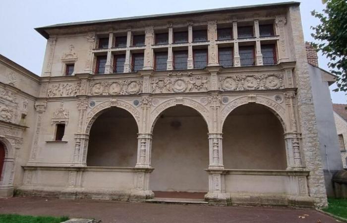 découvrez cet incroyable joyau architectural de la Renaissance caché derrière un hôtel de ville