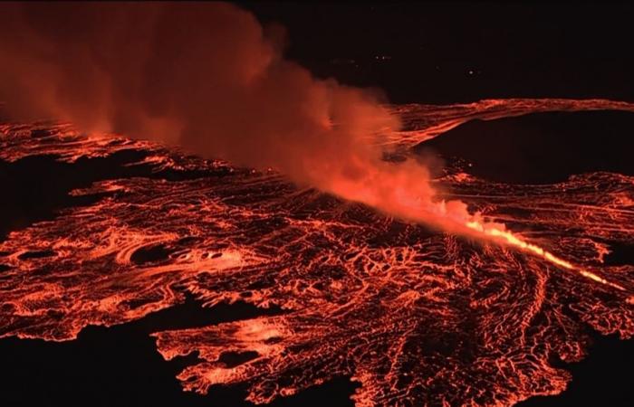 Une éruption volcanique spectaculaire oblige les habitants à évacuer