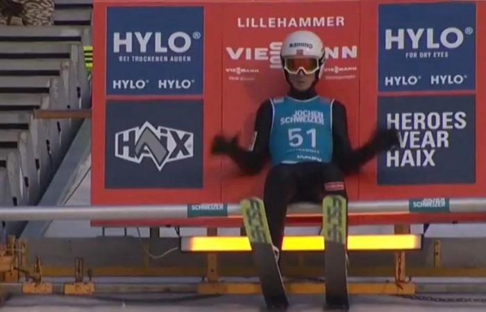 VIDÉO. “Scandale!” L’énorme frayeur d’un sauteur à ski heurté par un panneau publicitaire et projeté dans le vide