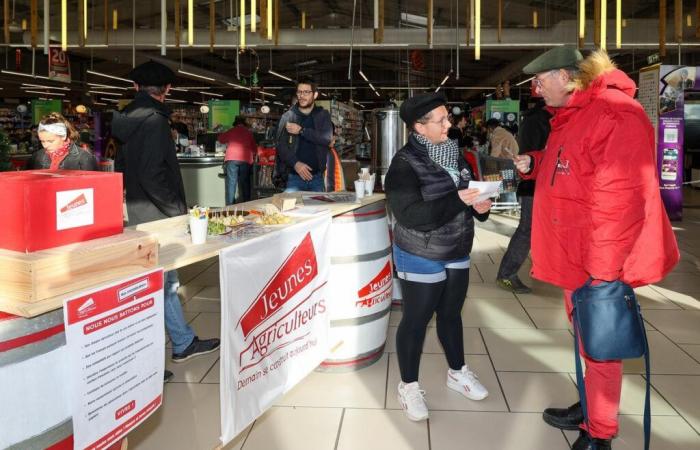 « Il faut que les consommateurs comprennent », des agriculteurs en mission de sensibilisation au supermarché de Sauveterre-de-Guyenne