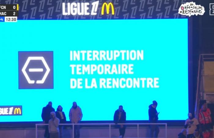 Barres de fer, CRS sur le terrain, match interrompu… tout a dégénéré à La Beaujoire