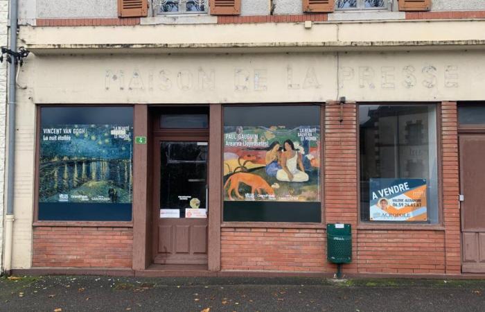 Tableaux de maître sur les façades des commerces fermés à Neuvy-sur-Barangeon, dans le Cher