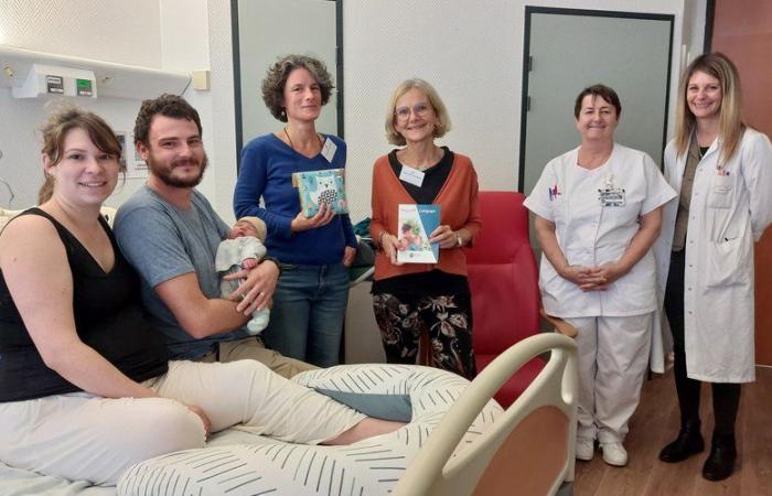 Des orthophonistes proposent des livres aux bébés de la maternité de Narbonne