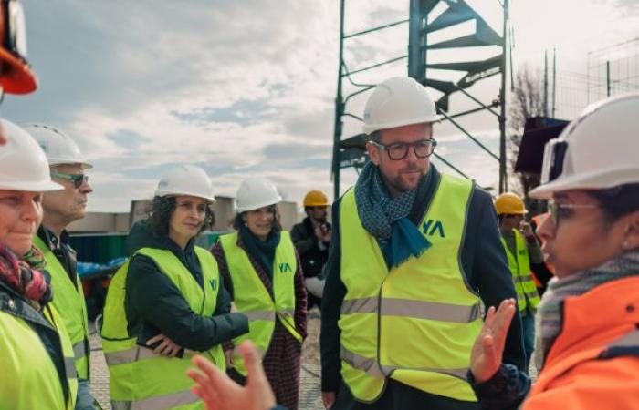 Le pont sur le canal prend forme