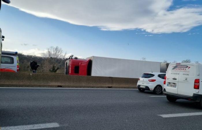 Métropole de Lyon. Le vent violent renverse sa remorque, un poids lourd se couche sur le pont de Givors