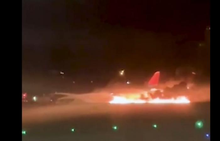 En Turquie, un avion russe prend feu à son atterrissage à Antalya, les passagers sont évacués