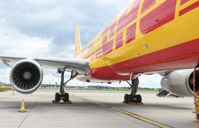 un avion cargo DHL s’écrase près d’un aéroport en Lituanie, l’un des membres d’équipage décède