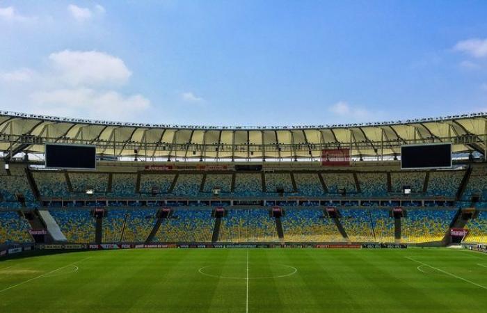 Il traîne après un match de rugby et se retrouve enfermé à l’intérieur du stade