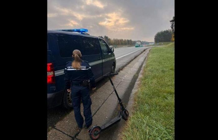 il prend l’autoroute en scooter et tombe en panne