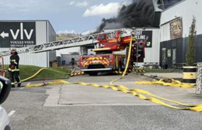 plusieurs entrepôts ravagés par les flammes, des images impressionnantes