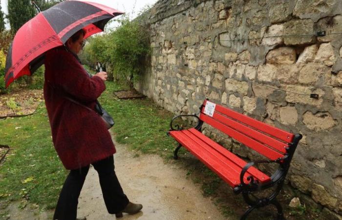 dans l’Oise, un banc rouge pour soutenir les femmes victimes de violences