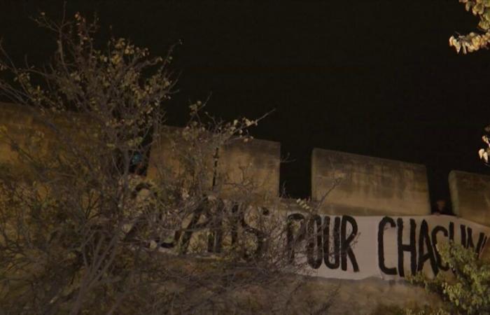 une banderole déployée avant les inculpations du procès pour viol de Mazan