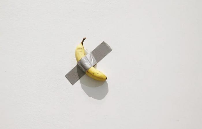 une banane collée au mur vendue 6,2 millions de dollars aux enchères