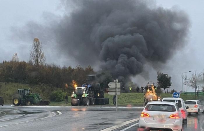 La Coordination rurale manifeste au rond-point d’autoroute de Cahors Sud