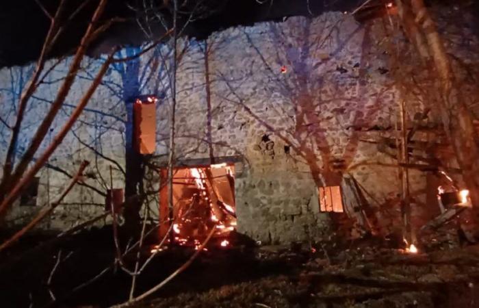 Haute-Loire. Une ferme abandonnée entièrement détruite par un incendie