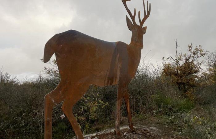 une sculpture monumentale de cerf installée au-dessus de Chooz