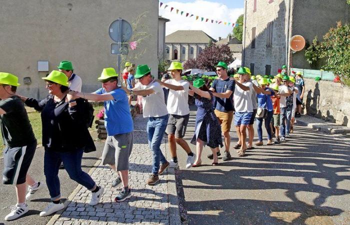 Une file de 3000 danseurs, les commerçants de cette commune de l’Aveyron visent le record mondial de cassage de pied détenu en Lozère