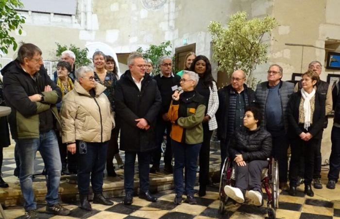 les regards des amateurs éclairés sur la photo sont exposés dans la chapelle Saint-Jacques