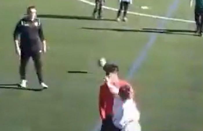 “Pitoyable!” Furieuse, la mère d’un jeune joueur gifle violemment l’arbitre d’un match d’enfants